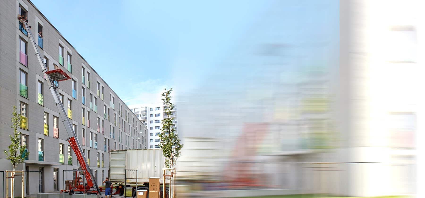 Möbellift im Einsatz an einer Hausfassade